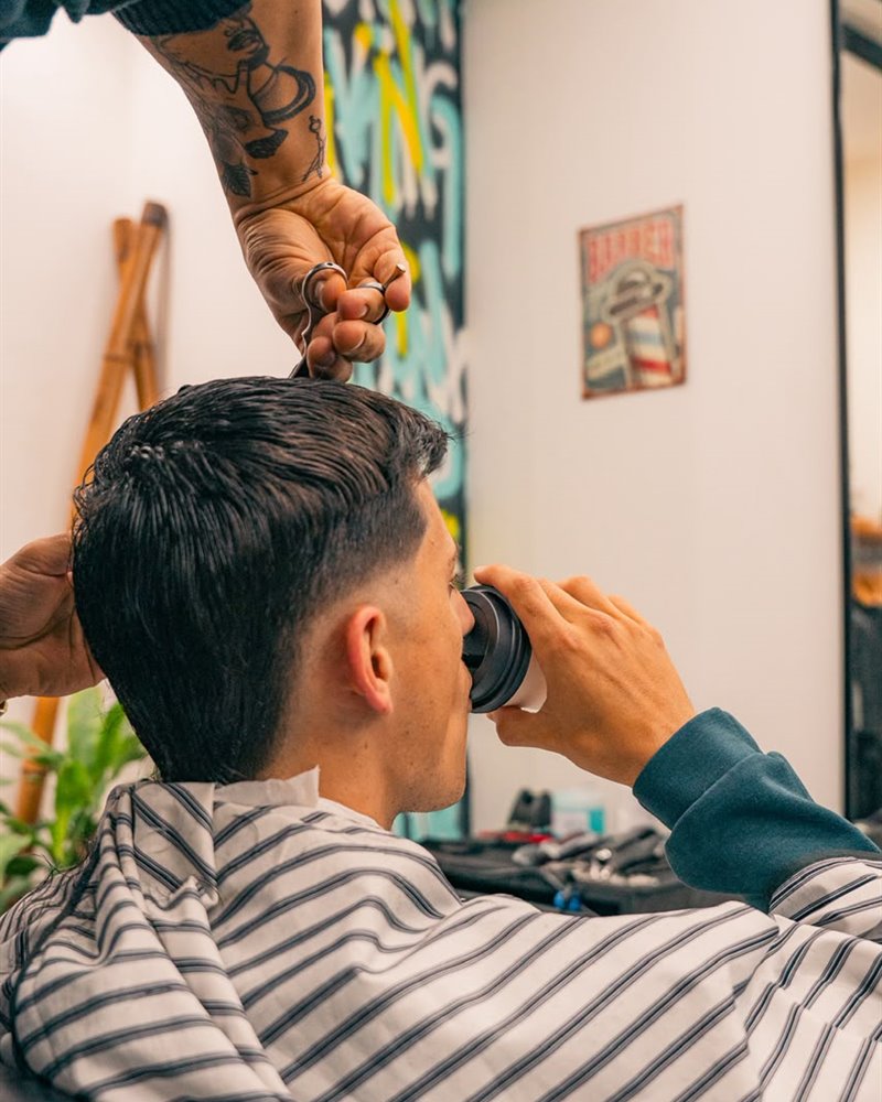 Corte con tijera en el local de Barber's Hood